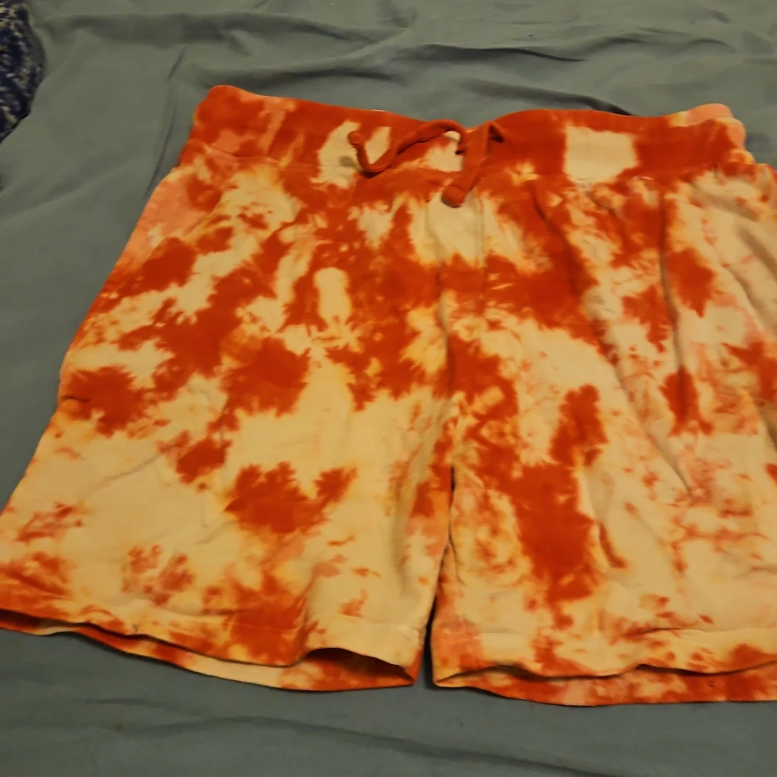 Orange tie-dye shorts från TIKI