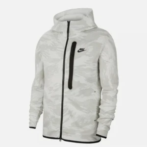 Nike tech  - Säljer denna Nike Tech fleecen i vit kamouflage eftersom den blivit för liten. Inte använd jättemycket och i väldigt bra skick. Nypris ca 1200