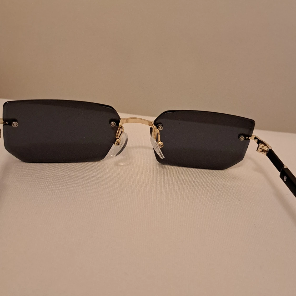 Svarta rektangulära solglasögon guld - 2