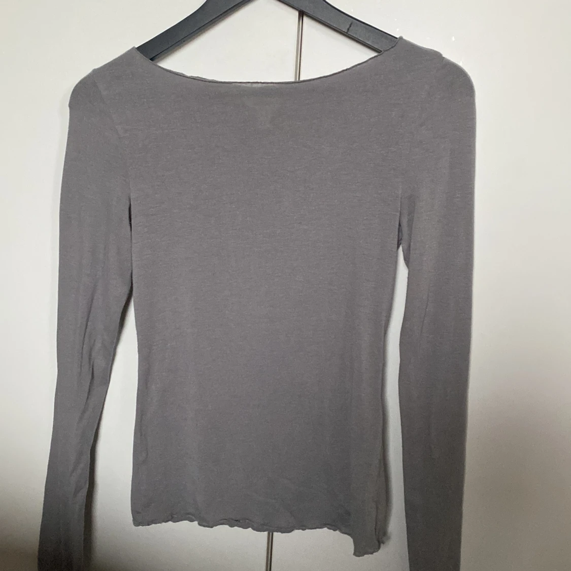 Grå långärmad topp med båtringning