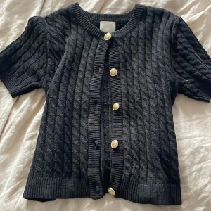 Slutsåld kofta - Säljer min svarta slutsålda cardigan från h&m! Den är i mjukt material och helt perfekt till hösten! Skriv gärna om ni vill ha fler bilder eller har några frågor💕
