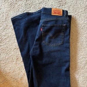Levi's 726 flare mörkblå jeans - Mörkblå Levi's jeans med bootcut-passform. Använda få gånger, jättebra skick och fin färg❣️