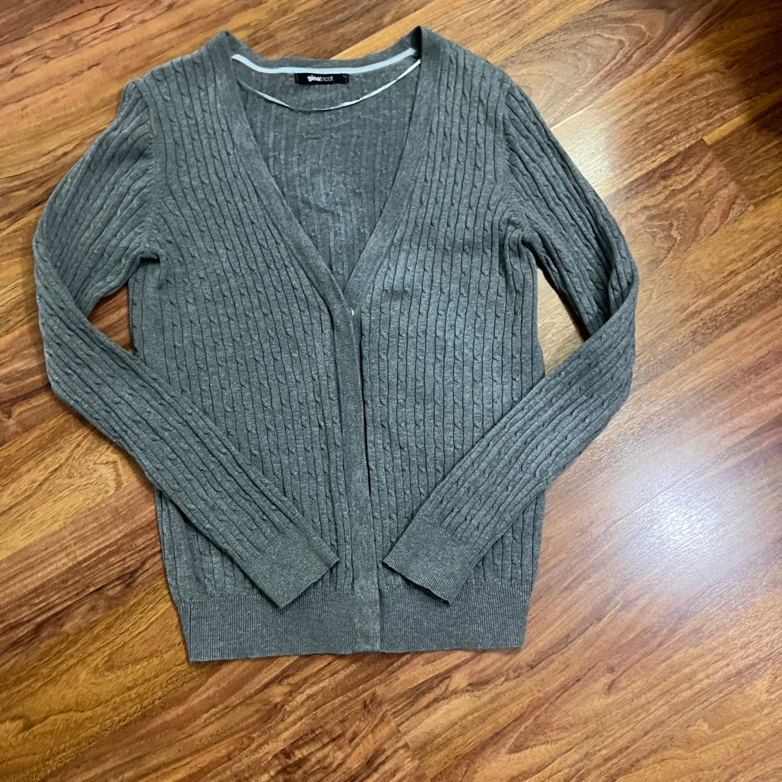 Grå ribbad kofta från Gina Tricot - 1