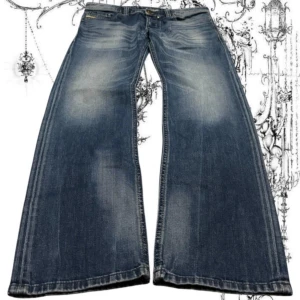 Diesel Safado wide jeans blå - Blå jeans från Diesel, modell Safado, med riktigt breda ben och klassisk femficksdesign. Jeansen har en snygg tvätt med ljusare partier och kontrastsömmar. Tillverkade i jeansmaterial som ger en cool och avslappnad vibe.