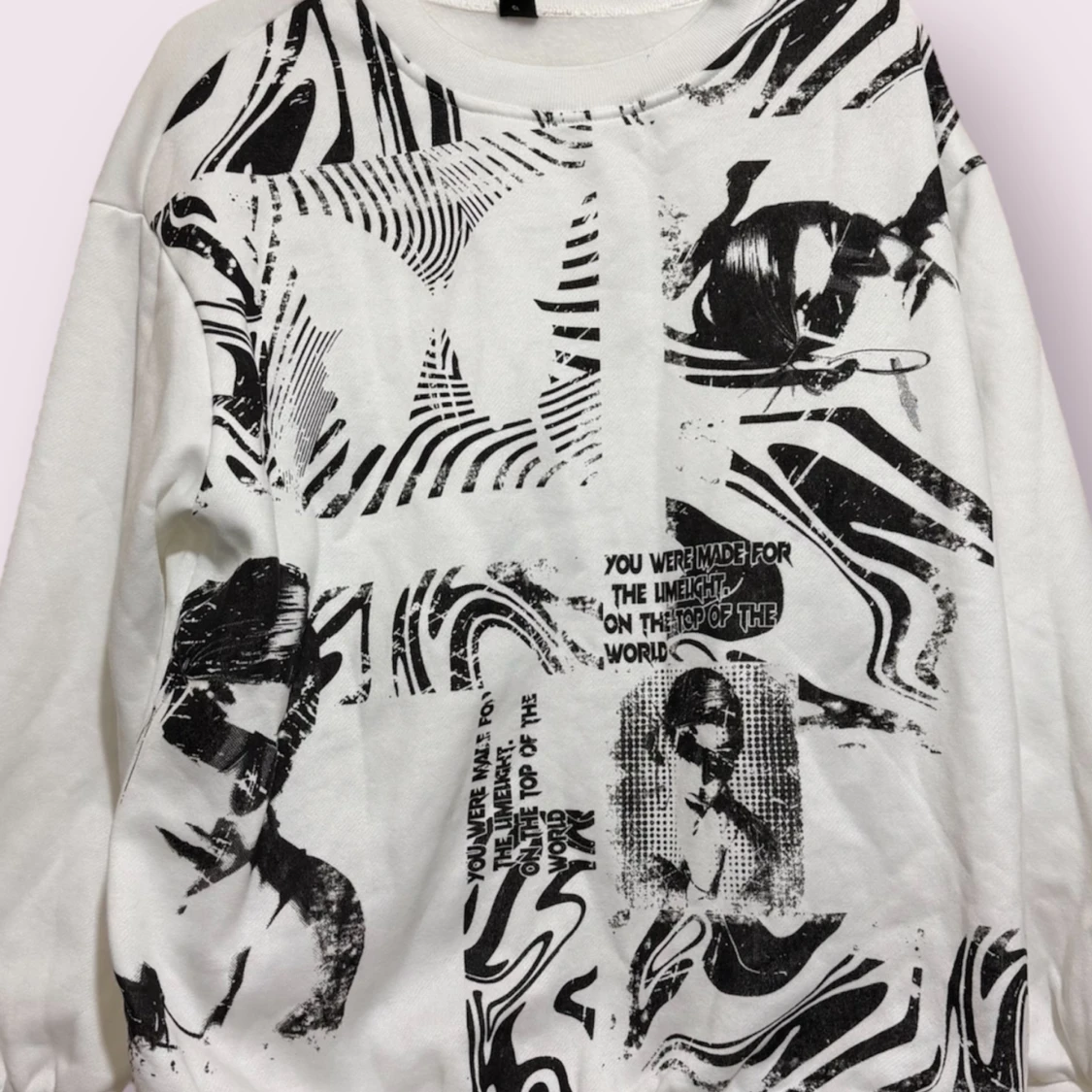 Vit sweatshirt med svart grafiskt tryck - 2