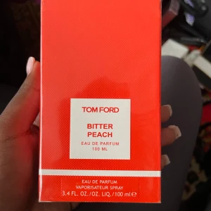 Tom Ford Bitter Peach 100ml - Tom Ford Bitter Peach Eau de Parfum, 100 ml. Innehåller bl.a. alkohol, vatten, parfym, benzyl salicylate, linalool, citronellol och coumarin. Tillverkad i USA. Snygg och trendig doft för dig som vill sticka ut.