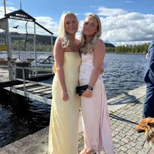 Ljusgul balklänning - Säljer min gula balklänning från Showpo!💕 Har vanligtvis stl 36 och den passar mig trots att den är i stl 38, köpt för 1800kr