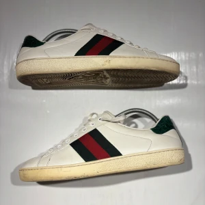 Gucci ace skor - Hej! Säljer nu mina skor från märket Gucci , storlek 42 bra skick, allt på bilden ingår. Tveka inte på att höra av dig om du har frågor eller funderingar kring skorna! 