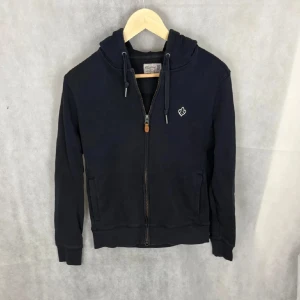 Morris zip tröja - Säljer denna feta zip tröjan från morris. Skicket är super och har inga defekter eller något annat fel. Modellen på bilden är 185 men passar inte alls. Skriv vid frågor eller andra funderingar! Priset är inte hugget i sten!