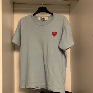 Comme de garçon T-shirt  - Säljer min ljusblåa Comme de garçon T-shirt då den har blivit lite för liten. Den är i ett bra skick med inga defekter. Färgen är ljusblå