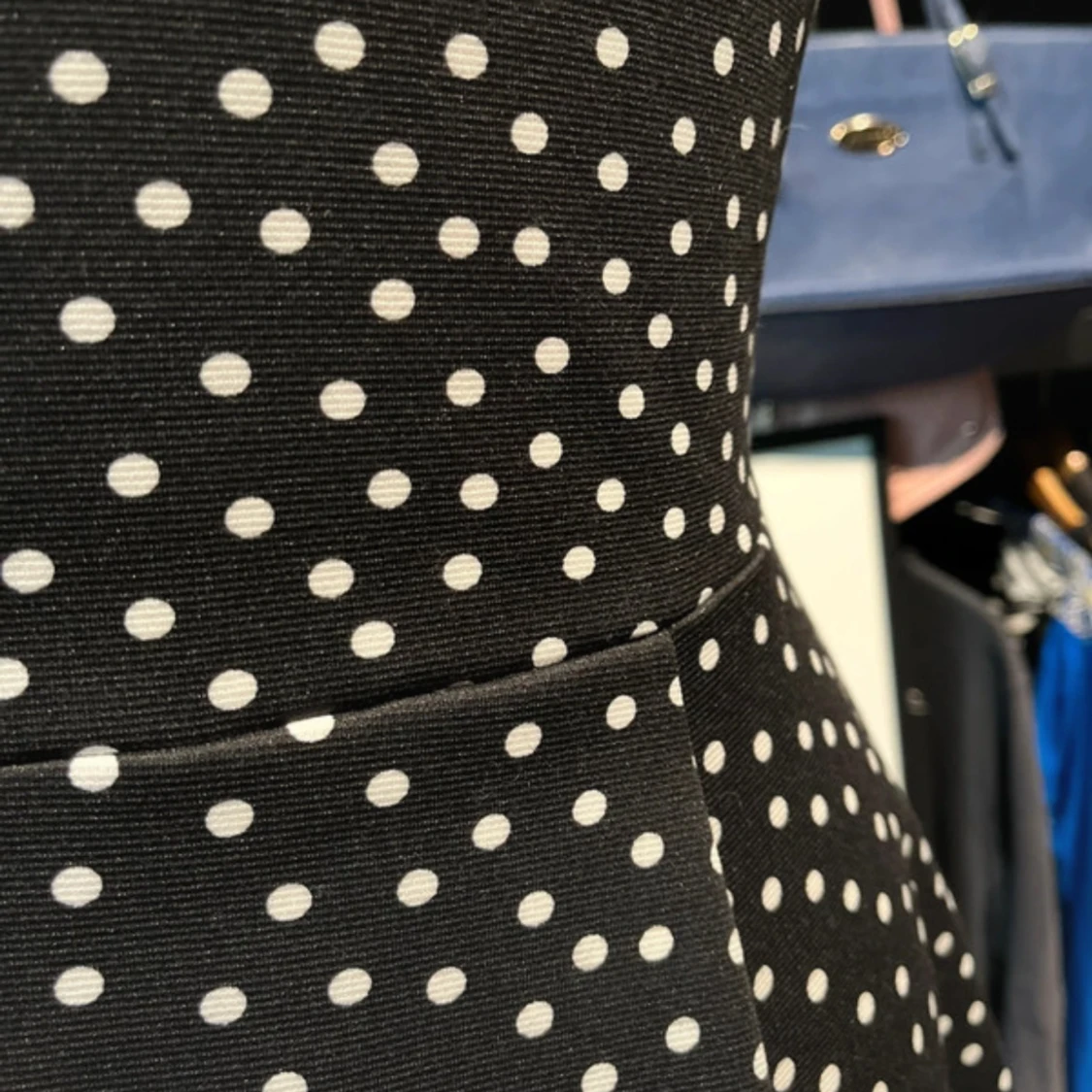 Svart prickig kort klänning - 2