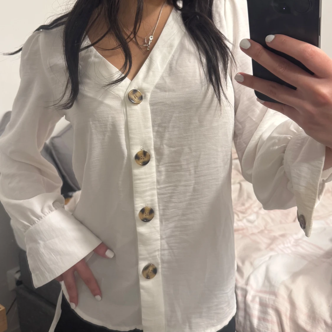 Vit blus med stora knappar