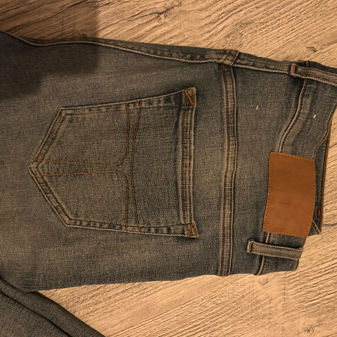 Blå jeans med raka ben - 1