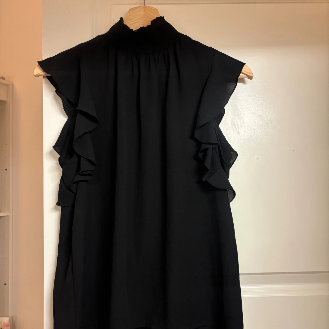 Svart volangklänning Gina Tricot