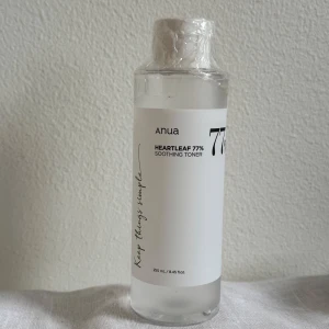 Anua Heartleaf 77% Soothing Toner - Anua Heartleaf 77% Soothing Toner. Innehåller 250 ml. Tonern är vattenliknande och passar perfekt för att lugna och återfukta huden. Minimalistisk design och enkel att använda i din hudvårdsrutin. Testad några gånger. Se bild på hur mkt som e kvar. 80% minst 