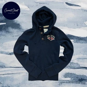 Mörkblå hoodie från Hollister M - Mörkblå hoodie från Hollister med broderad logga och text på bröstet | Size M | Längd: 67cm Axelbredd: 40cm | Vintage/ nästan ingen som har