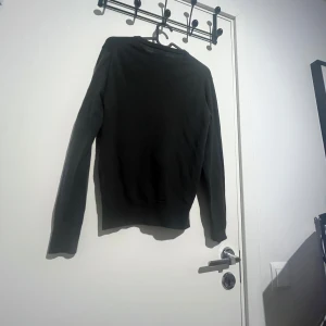 Tre basic långärmade tröjor i olika färger - Säljer tre tröjor då jag inte använder dom. Kostar (250st) 3 för (500)