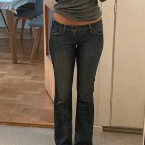 Lågmidjade bootcut jeans - Mörkblå jeans från meltinpot. Säljer eftersom att de tyvärr var för stora. Skriv för fler bilder eller frågor!💕Pris kan absolut diskuteras💗