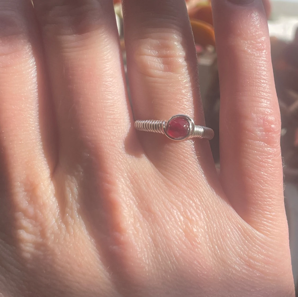 Silvrig ring med röd sten - 2