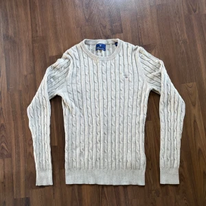 Gant Kabelstickad tröja  - Tja! Säljer en Kabelstickad tröja från gant. Otroligt skönt material på denna och bra passform. Nypris 1600kr. Hör av dig om du har nån fundering!