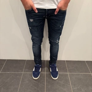 Dondup Jeans George  - Dondup Jeans George! Trendigaste jeansen på marknaden.  Skick= 9,5/10 Ny pris= 4000 kr Säljs för= 999 kr (Modellen har original slitningar från fabrik vilket är väldigt eftertraktat och populärt)