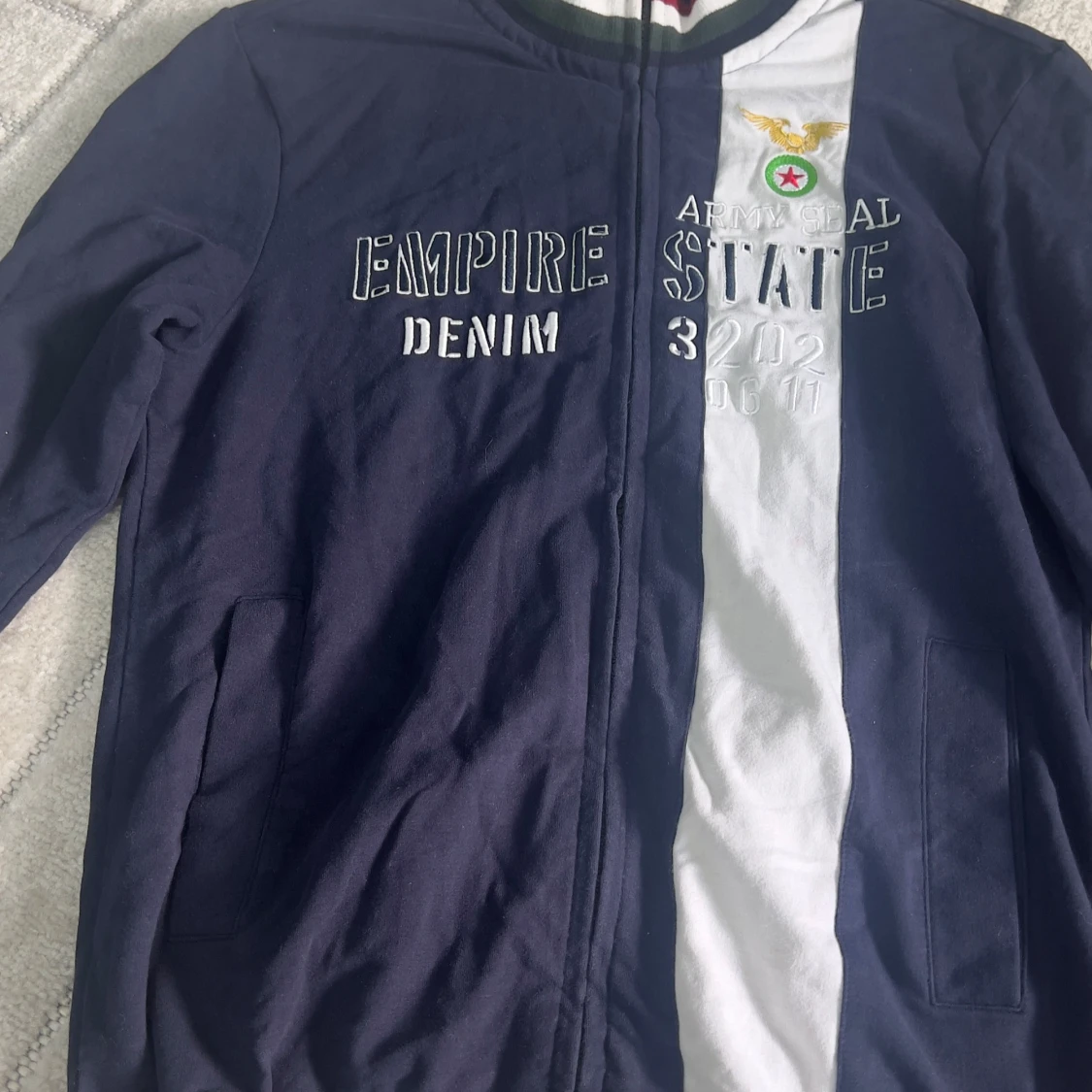 Blå bomberjacka från KAP68 med brodyr - 4