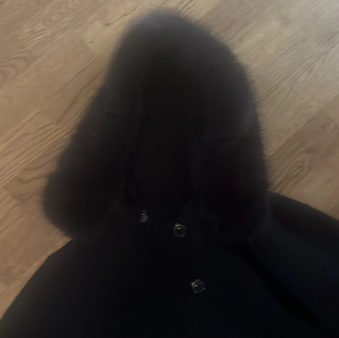 Marinblå kappa med pälskantad huva - 2