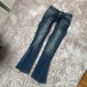 Lågmidjade jeans - Suuuuuper Lågmidjade jeans som tyvärr är försmå för mig, original priset är 700 och prislappen finns kvar, har gjort de bootcut själv
