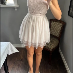 Vit axelbandslös spetsklänning - Supersöt ljusrosa klänning från abrcrombie & fitch perfekt till sommaren. 