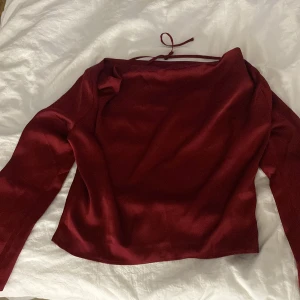 Vinröd silk tröja  - En vinröd silk tröja från Gina Tricot, använt 1 gång annars ingen annan gång🤍