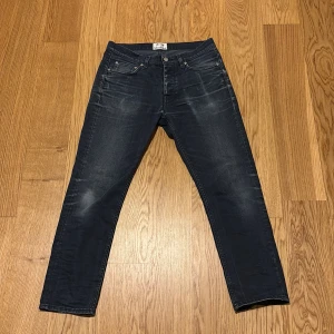 Svarta jeans från Acne Studios - Extremt snygga svarta jeans från Acne Studios med klassisk femficksdesign och skön fade. Jeansen har raka ben och normal men lite mer åt slim hållet i  passform, perfekta för en stilren och avslappnad look. Storlek 31/32 sitter fint på mig som e 183