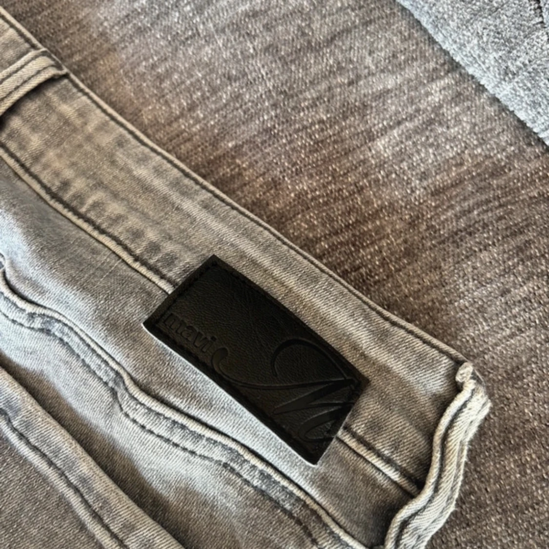 Ljusgrå bootcut jeans från Mavi - 2