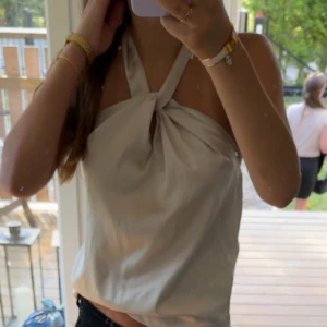 topp -  söt topp köpt på plick. inga defekter. den är typ guld/beige.