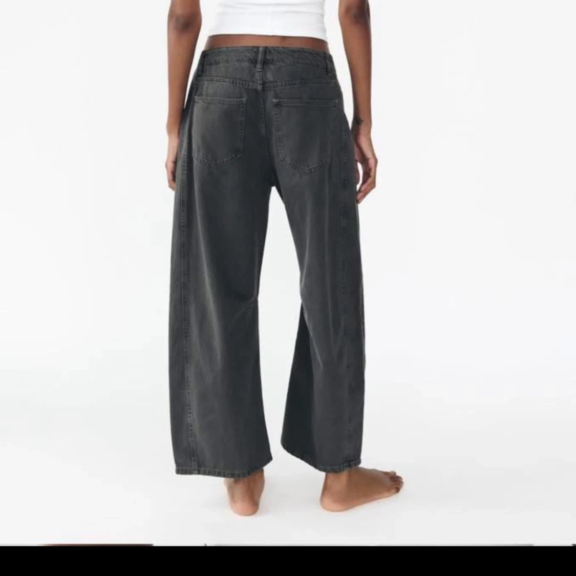 gråa barrel jeans från Zara  - 3
