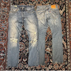Levis 501s - Riktigt snygga Levis 501s med slitningar, dessa är top skick och inget fel på dem! Mått: Midja: 39cm Längd: 102cm Benöppning: 18,5cm