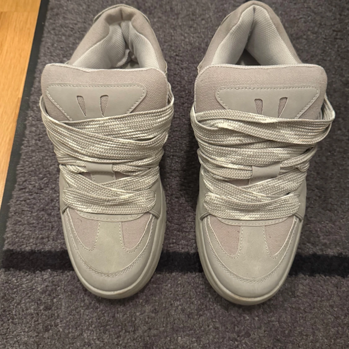 Grå chunky sneakers från Bershka