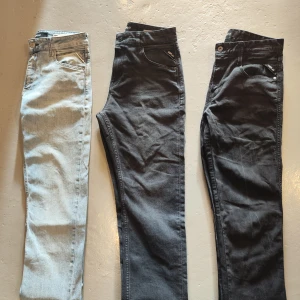 Replay Marty Slim Boy Fit jeans - Två par Replay Marty Slim Boy Fit jeans säljes. Ett par i ljusblå tvätt (storlek 27/32) och ett par i mörkgrå/svart tvätt (storlek 28/32) De mörka är använda max 4ggr. Klassisk femficksmodell med slim passform och snygga detaljer. Perfekta för dig som gillar stilrena och bekväma jeans. Det tredje paret är Anbass stl 29/34, sonen köpte de själv här på Plick men de var för små när de kom fram så aldrig använda här hemma 300kr/st för marty modellerna, 150kr för Anbass. Paketpris 650kr