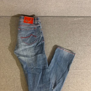 Jacob Cohen  - Säljer nu ett par väldigt feta Jacob Cohen Jeans. Snygg passform och riktigt fin design. Väldigt bra skick!! Vid fler frågor eller funderingar kontakta privat✔️