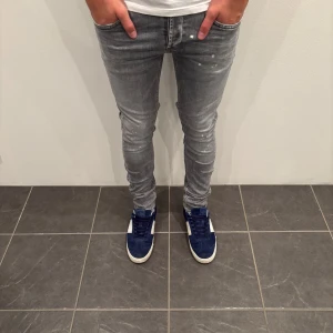 Dondup Jeans George  - Dondup Jeans George! Trendigaste jeansen på marknaden.  Skick= 9,5/10 Ny pris= 4000 kr Säljs för= 999 kr (Modellen har original slitningar från fabrik vilket är väldigt eftertraktat och populärt)