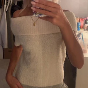 Stickad off shoulder - säljer denna topp från hm! Använd enbart en gång, inga defekter. Nyskick! nypris 239
