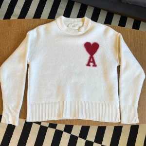 AMI Paris  - Hej denna var lite för liten för mig är köpt på Vestiaire Collective, förra ägaren få tal användningar. Jag har inte använt den alls, den har inga tecken på användning ser helt ny ut. Skriv gärna om ni har frågor. Jag står inte för fraktkostnaden. 