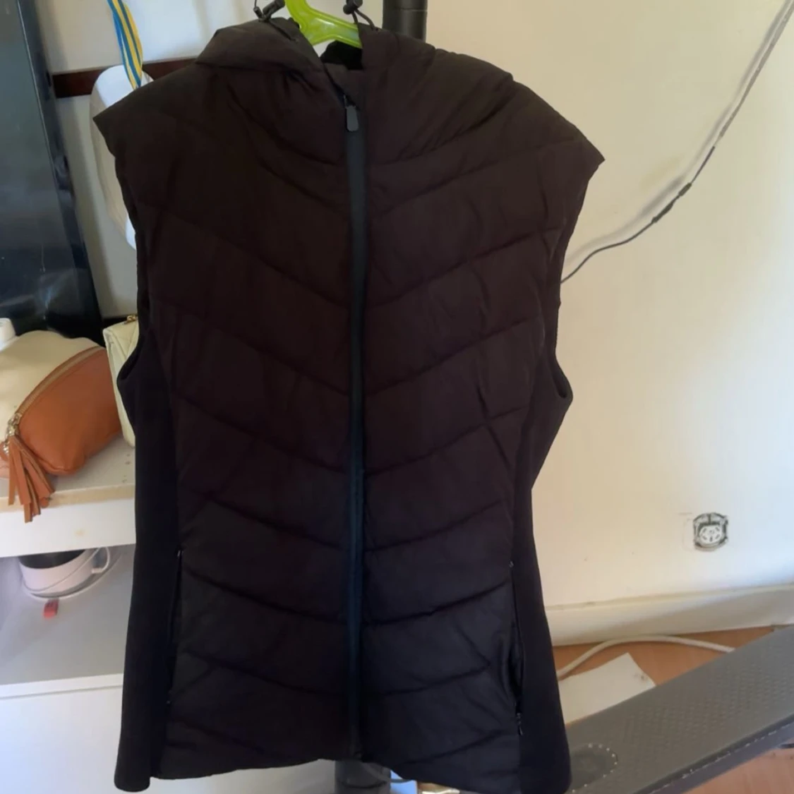 Svart dunväst med huva från Zara - 1