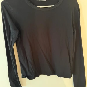 Svart långärmad tröja från Zara - Svart långärmad tröja från Zara. Funkar till många olika outfits. sällan använd 
