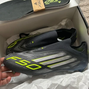 Fotbollsskor  - Ett par F50 skor, aldrig använda. Riktigt schyssta men används inte eftersom jag redan har ett annar par f50 som funkar. Nypris ligger på 3200kr.