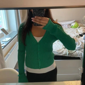tajt grön ribbad kofta från h&m - helt ny, aldrig använt