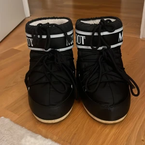 Svarta Moon Boots - Säljer mina Moon Boots i storlek 36-38. Sparsamt använda men tecken på användning finns. Finns slitning på snören (se sista bilden) Nypris: 2 055.