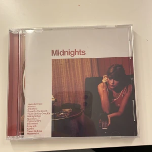 Taylor swift Midnights CD - Taylor Swifts album 'Midnights' på CD i mycket fint skick. Inkluderar originalfodral, omslag och skiva utan synliga repor eller skador. 🩵