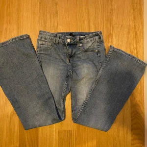 Low waist bootcut jeans från hm - Säljer ett par mörk ish blåa hm jeans som är low waist med bootcut, jättefina byxor haft den några gånger och bra prise för jeans