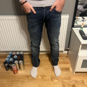 Jack and Jones slim Glenn jeans - Säljer mina Jack and Jones slim Glenn Jeans. Modellen är 181 och vöger 66. Skick 8,5/10 använda men inga defekter. Skriv vid frågor eller likannde!