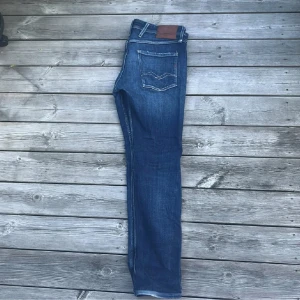 Replay Jeans - Säljer dessa feta Replay jeansen med en snygg wash och några konstgjorda slitningar. Jeansen är hyperflex och är i strålande skick. Storleken är 33 och vid minsta fråga eller fundering är det bara att höra av sig🤗